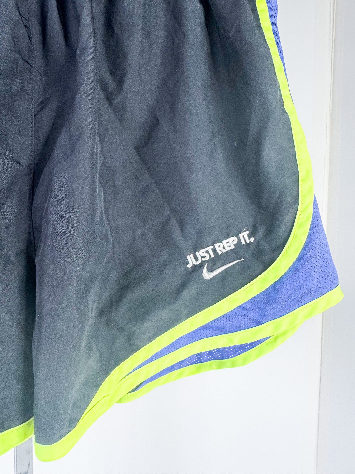 WOMENS MEDIUM - NIKE - JUST REP IT SHORTS