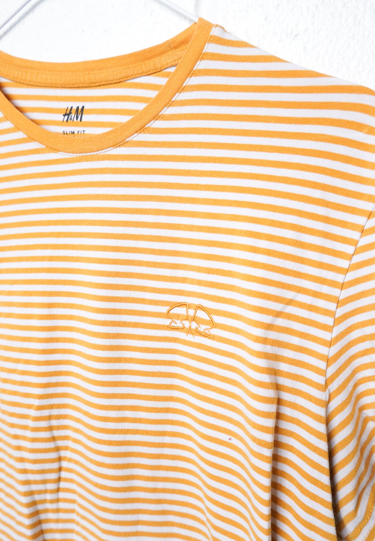 LARGE -H&M- TEE with pocket flags logo design